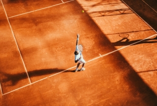 Muške patike za tenis: Udobnost i izdržljivost, uz eleganciju sklada sa šortsem i majicom